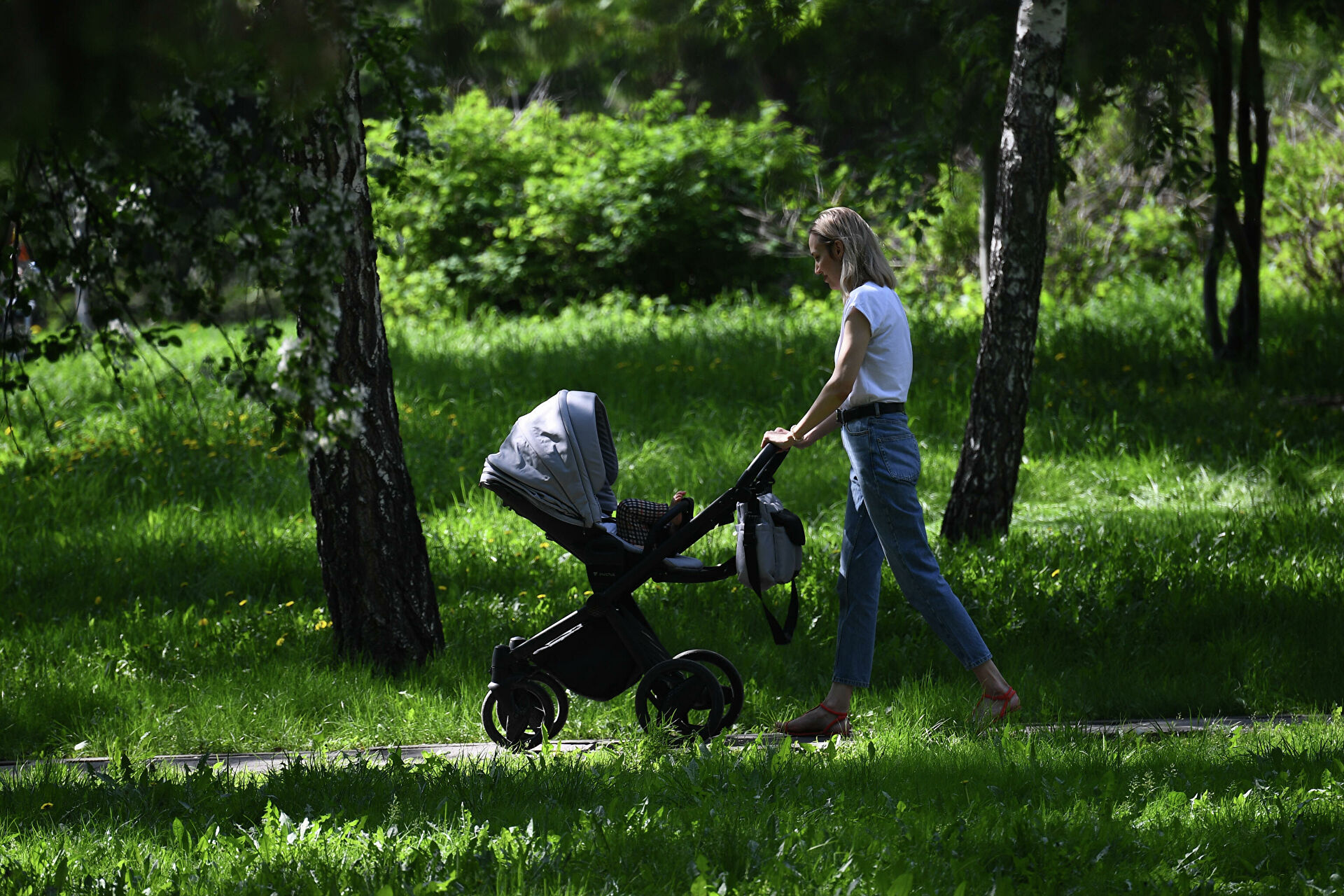 Женщина с ребенком гуляет в парке - РИА Новости, 1920, 19.05.2021